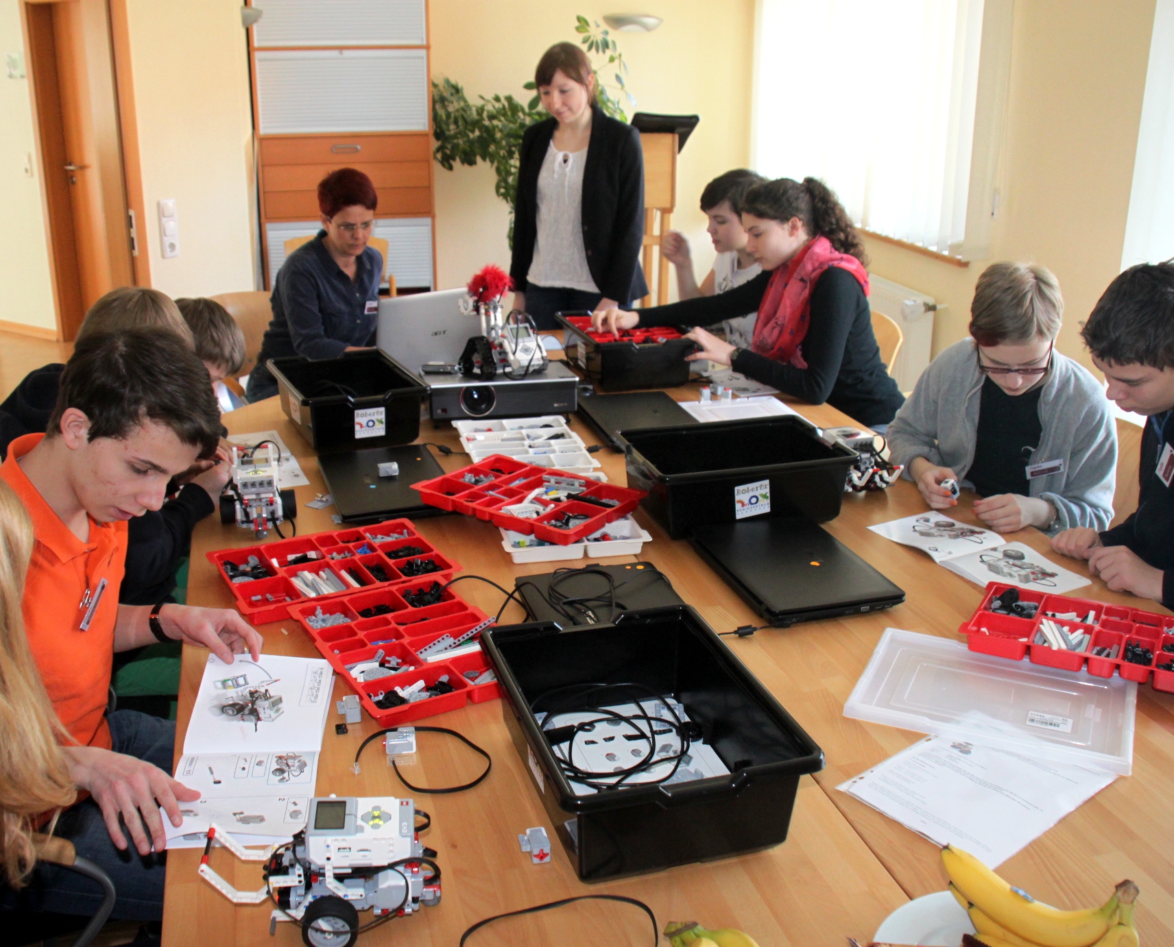 Konzentriertes Arbeiten an den Robotern