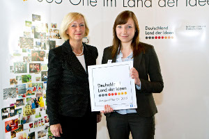 Frau Professor Wanka (Niedersächsische Ministerin für Wissenschaft und Kultur) mit Anna Scholz